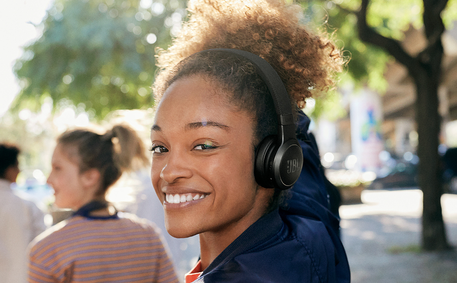 JBL Live 460NC Obtenez de l’aide en utilisant votre voix. - Image